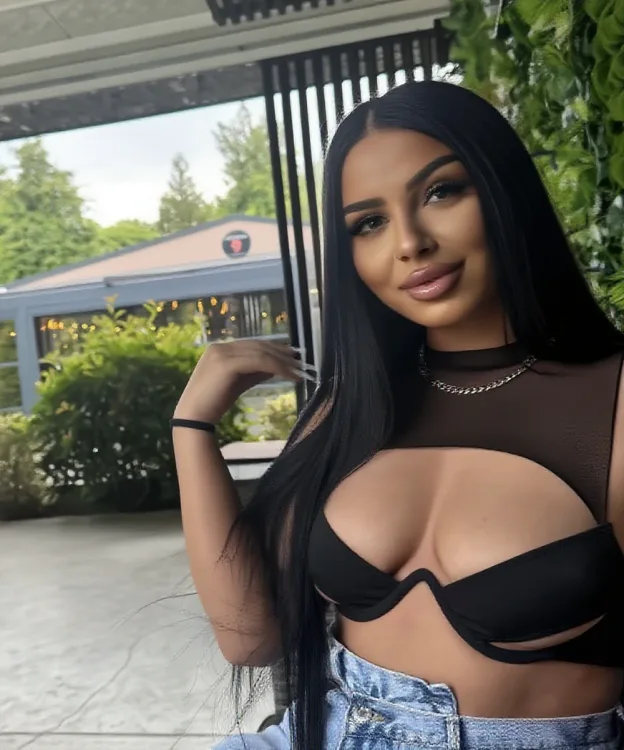 Escortă Arad — Julia