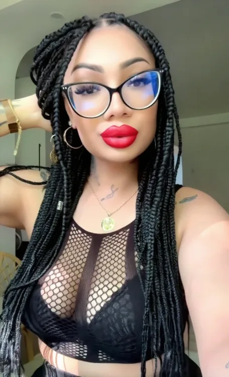 Escortă Medias — Profil