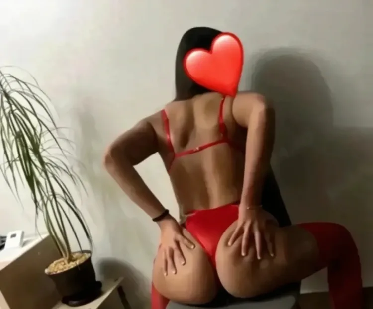 Escortă Sector 4 — Larisa