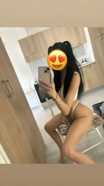 Escortă Sector 4 — Larisa