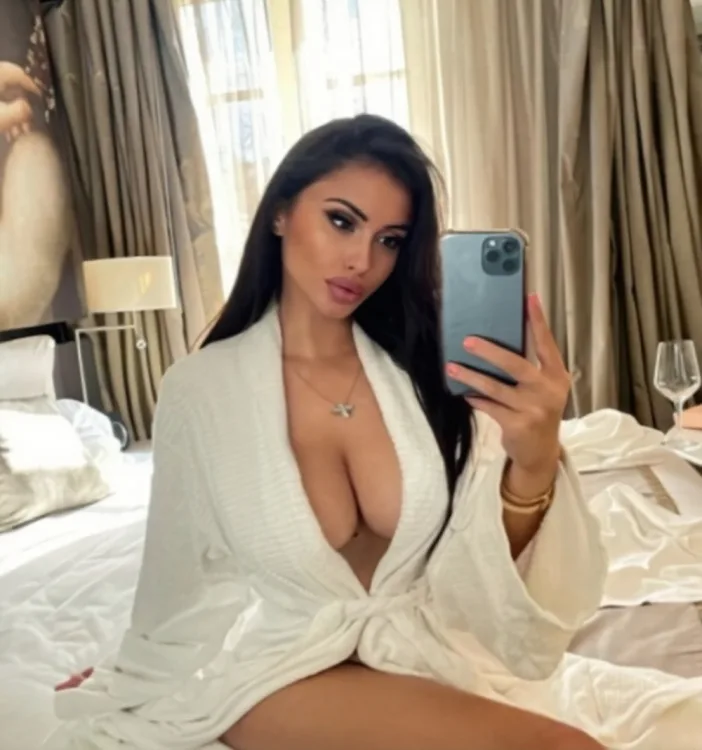 Escortă Sector 3 — Selena