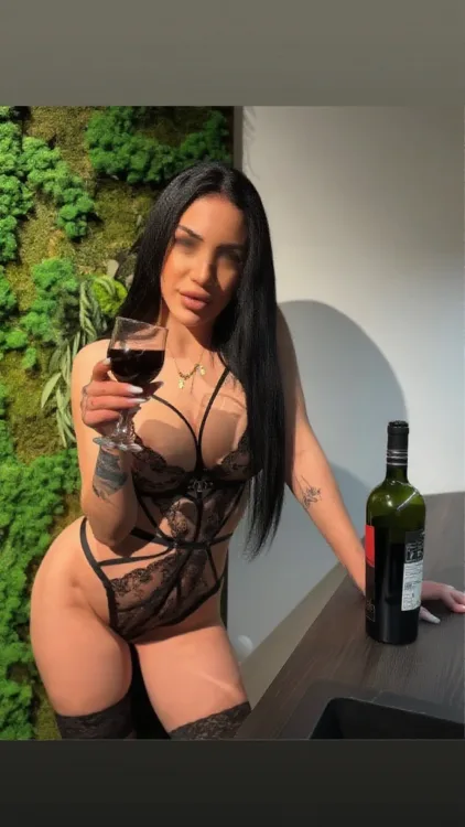 Escortă Sector 4 — Profil