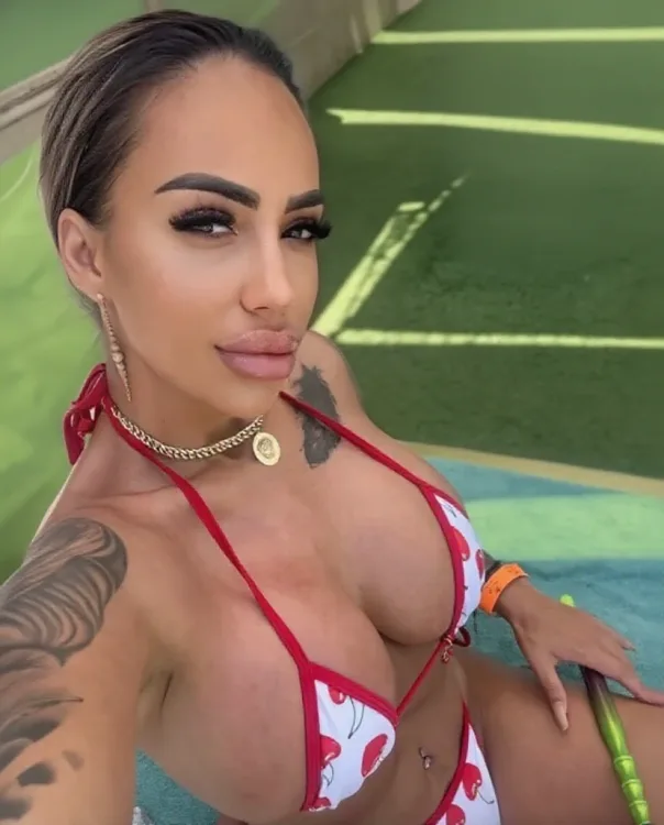 Escortă Medias — Raisa